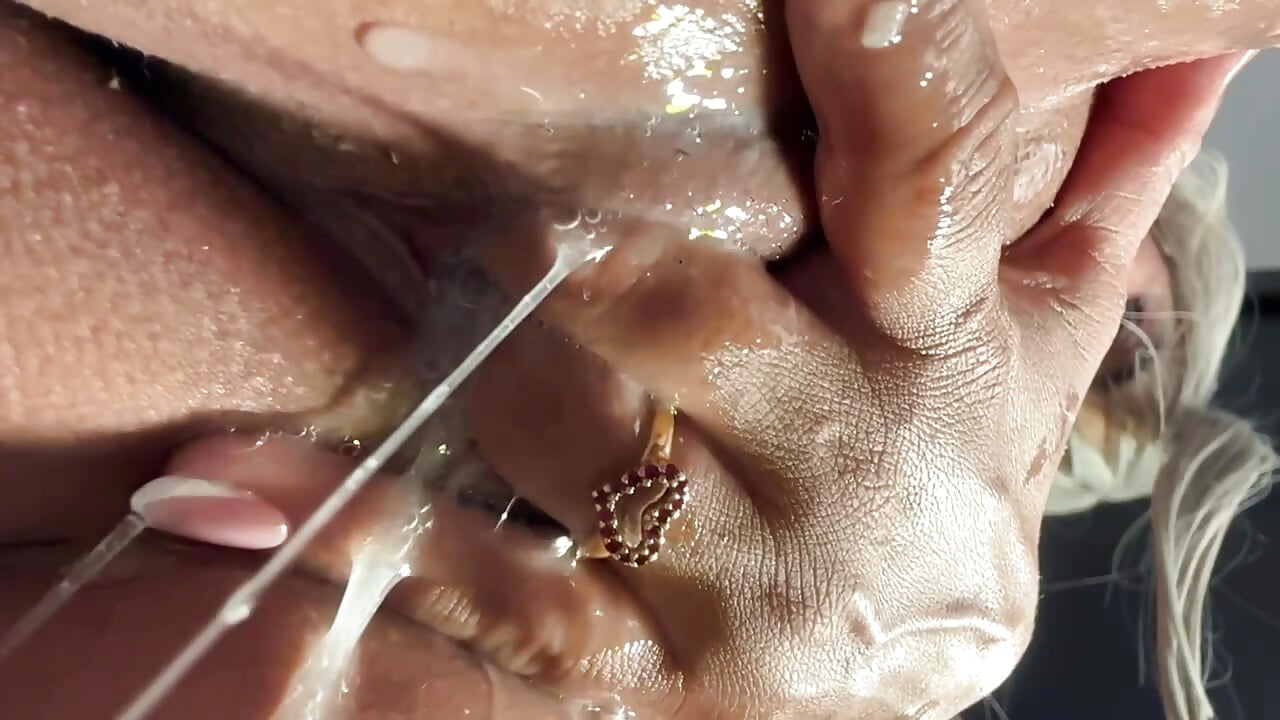 Look at my rich fluids, Squirt Show - video by Sammy_charlot cam model