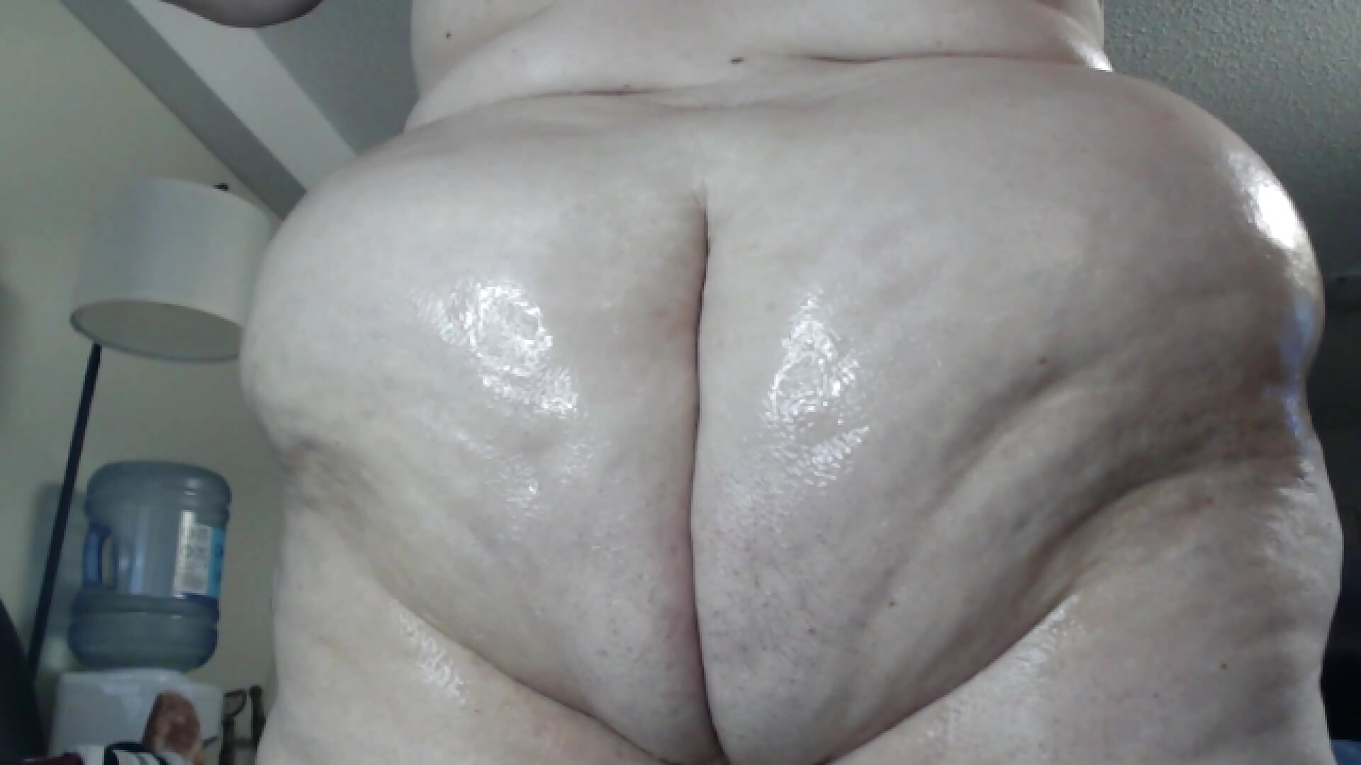 HUGE Oiled Ass Clenching – video af Juicy_Julie469 cam-model