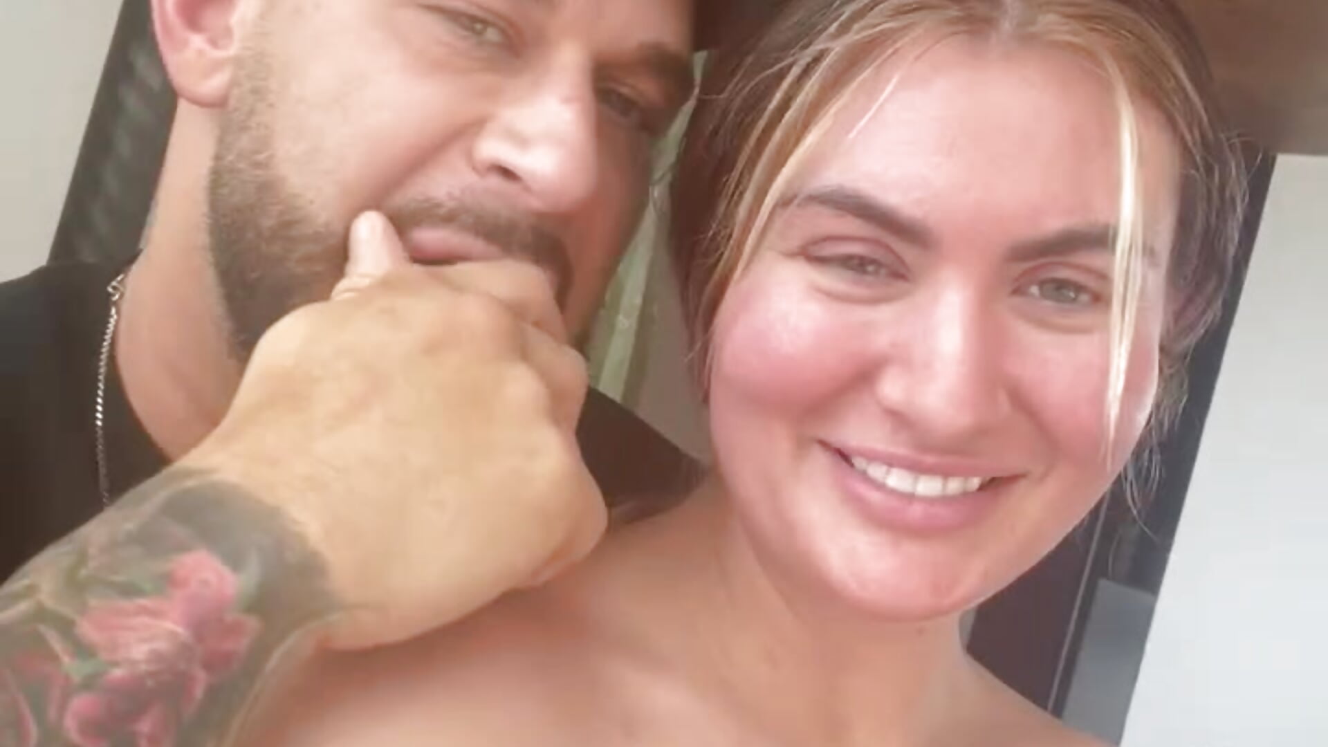 horny feeling her up in public — filmik mr_tatyum, modela(-lki) na kamerkach