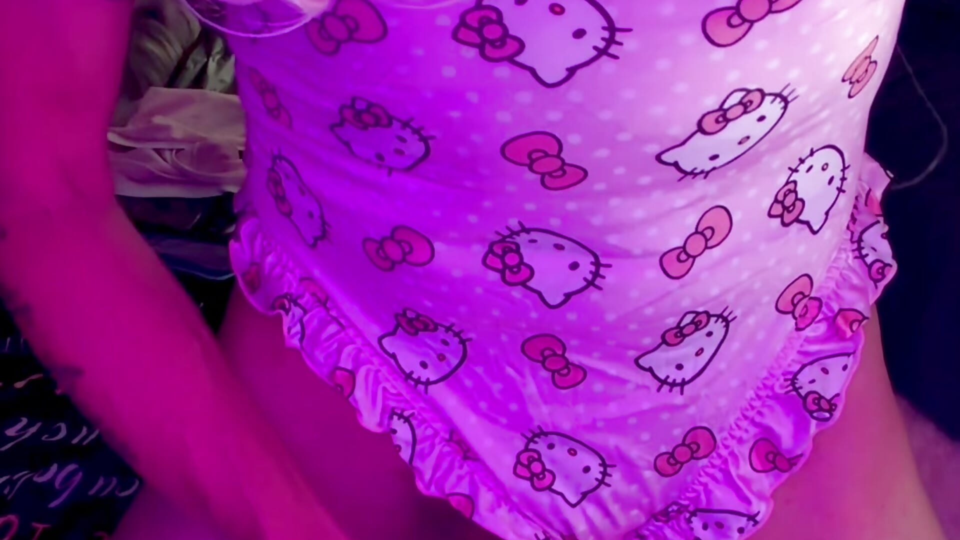 Hellooo Kitty - video av Scarlet-In-Pink