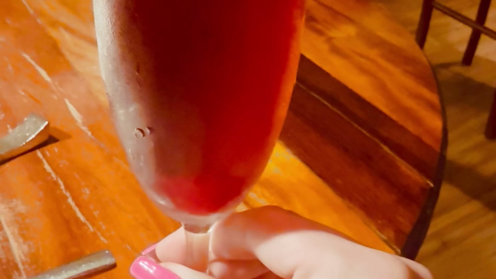 Um brinde, meus amores ! – video od webkamerové modelky Lady_LauraRose