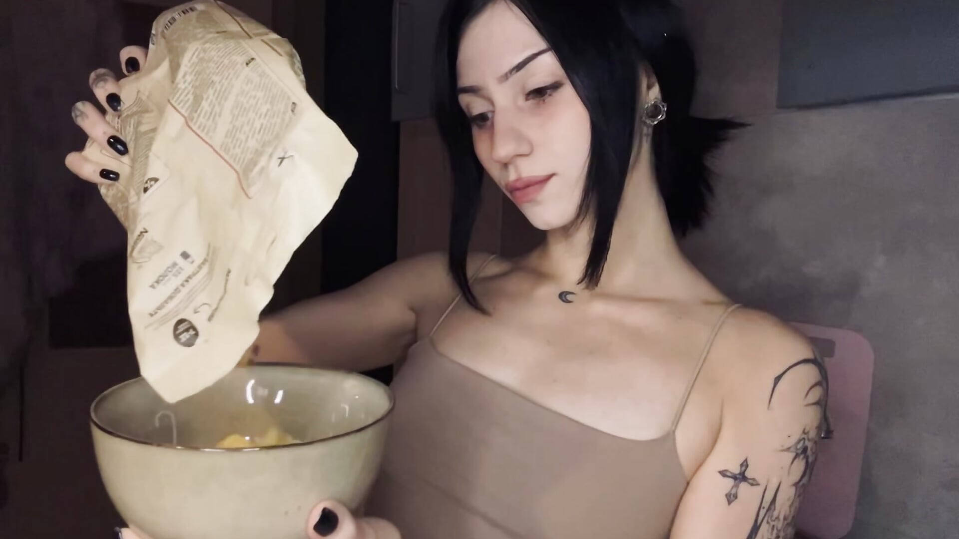 let’s make breakfast with me 🩶 – video od webkamerové modelky poisondevotion