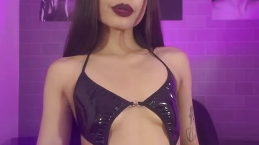 Open your mouth, my cigar smoke will pass - video di aleesha_cameron02 modella di cam