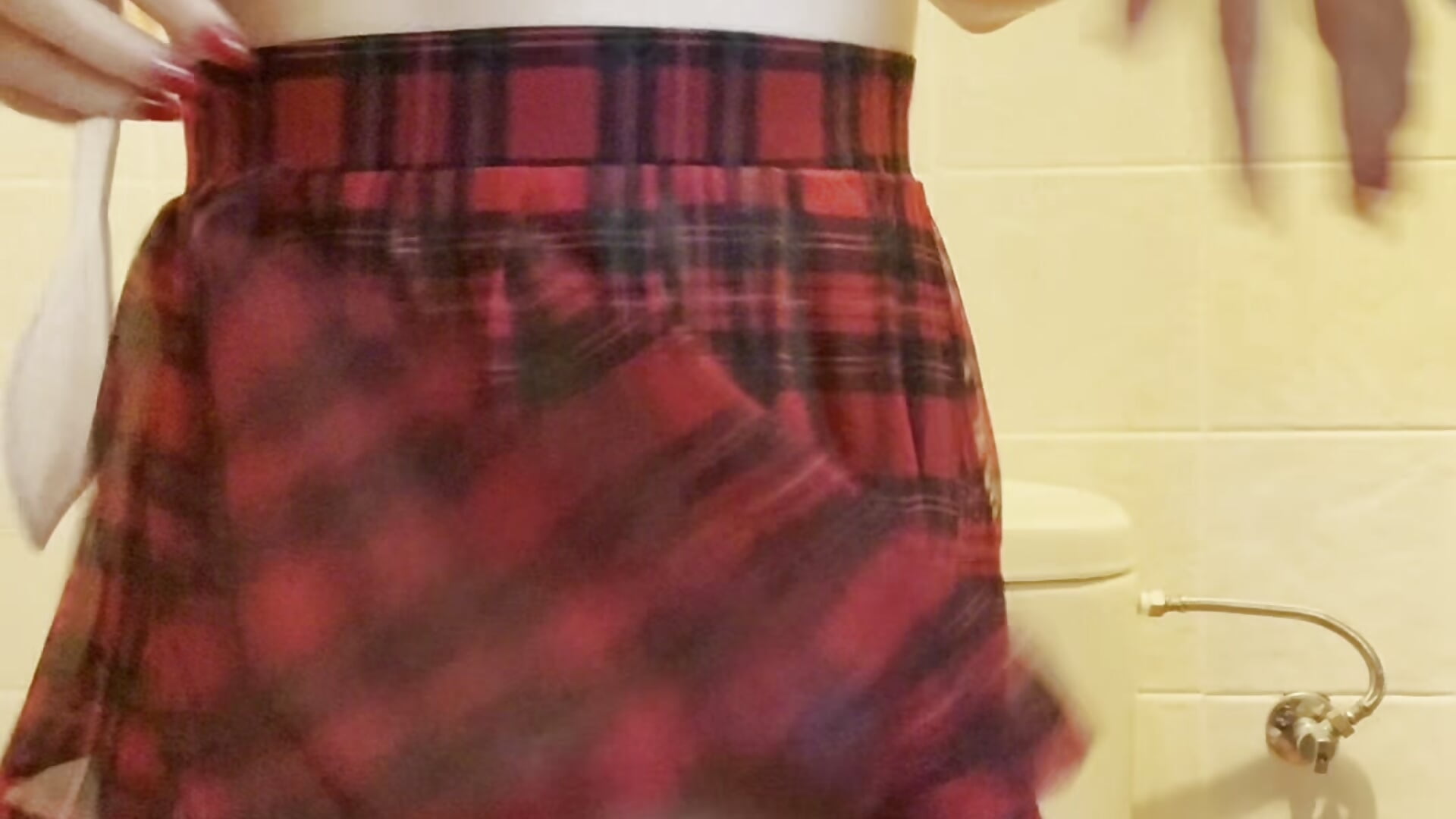 VERSAUTES SCHULMÄDCHEN 👩🏼‍🎓MACHT ES SICH LEISE AUF DER TOILETTE ❤️🤤 - video by Ellakalinin00 cam model