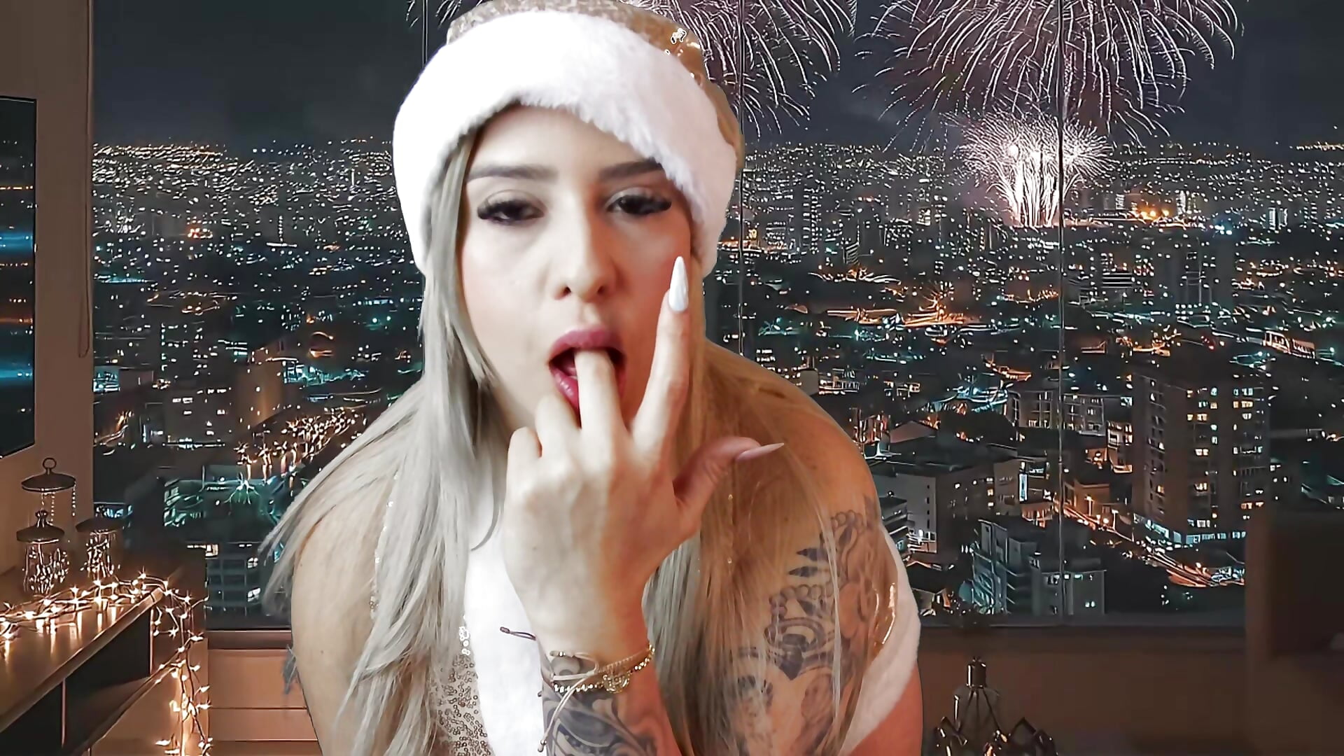 sexy finger sucking - βίντεο μοντέλου XXMILE