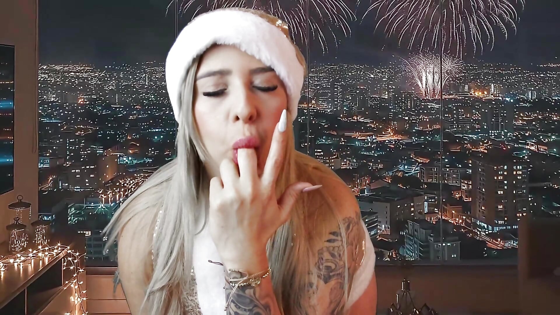 sexy finger sucking - วิดีโอโดย XXMILE โมเดลแคม