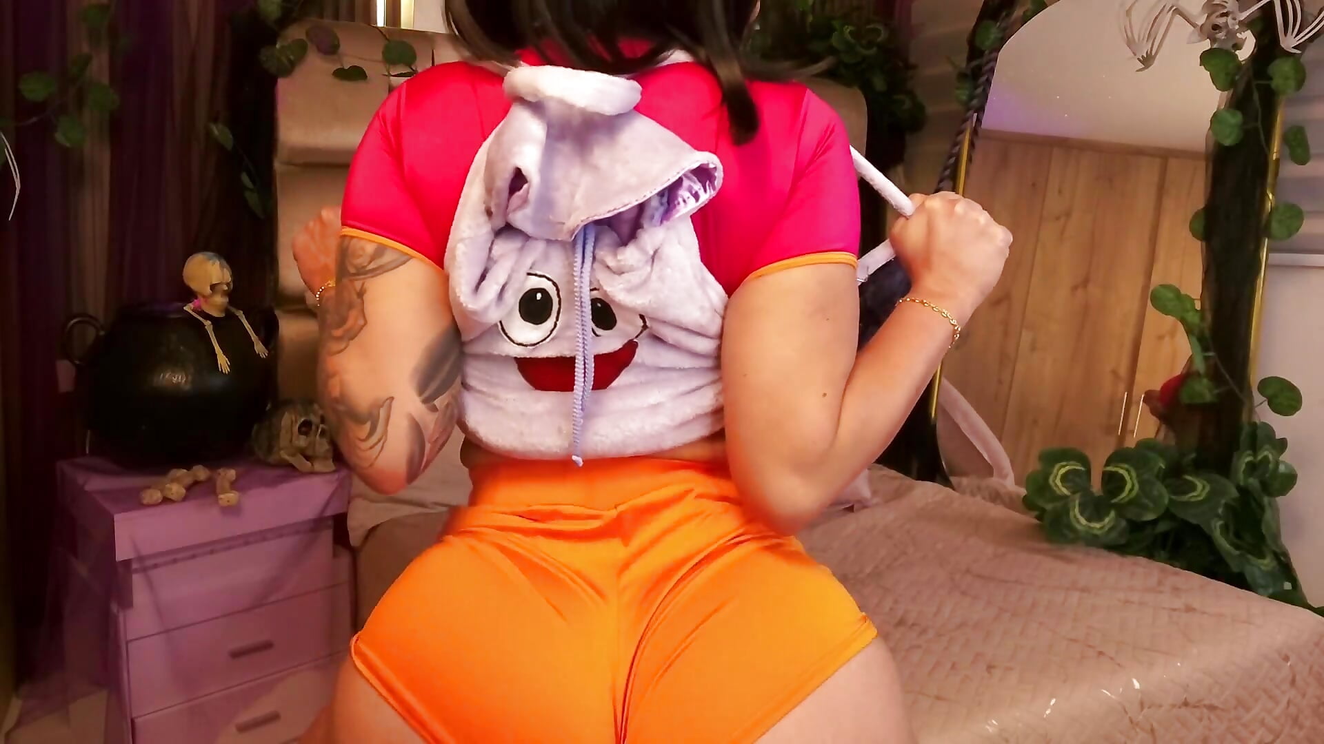 Dora shakes her ass to seduce you. - vidéo du modèle de showcams XXMILE