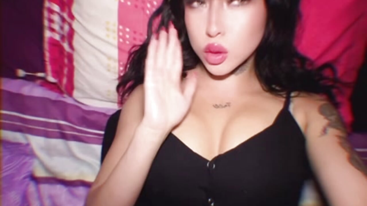 I want to be your sweetest secret vice 🍒😏－カメラキャストのFGLunaの動画