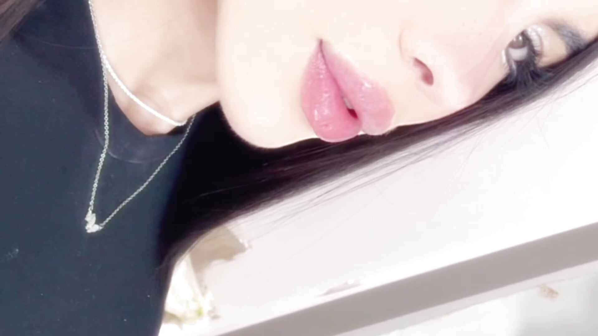 Un besito mojadito? - video by sara_goddess01 cam model