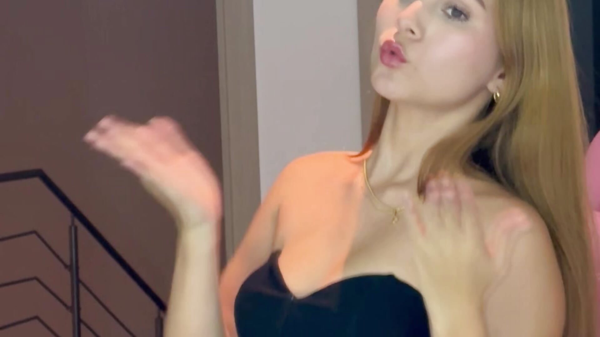 Besos chicos 💞 - video di Nikii__ modella di cam