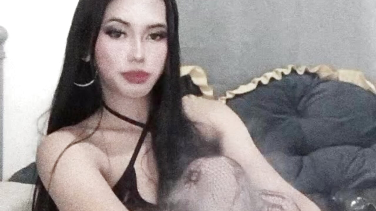 Dessous sitting on bed - video oleh Demilame kamera model