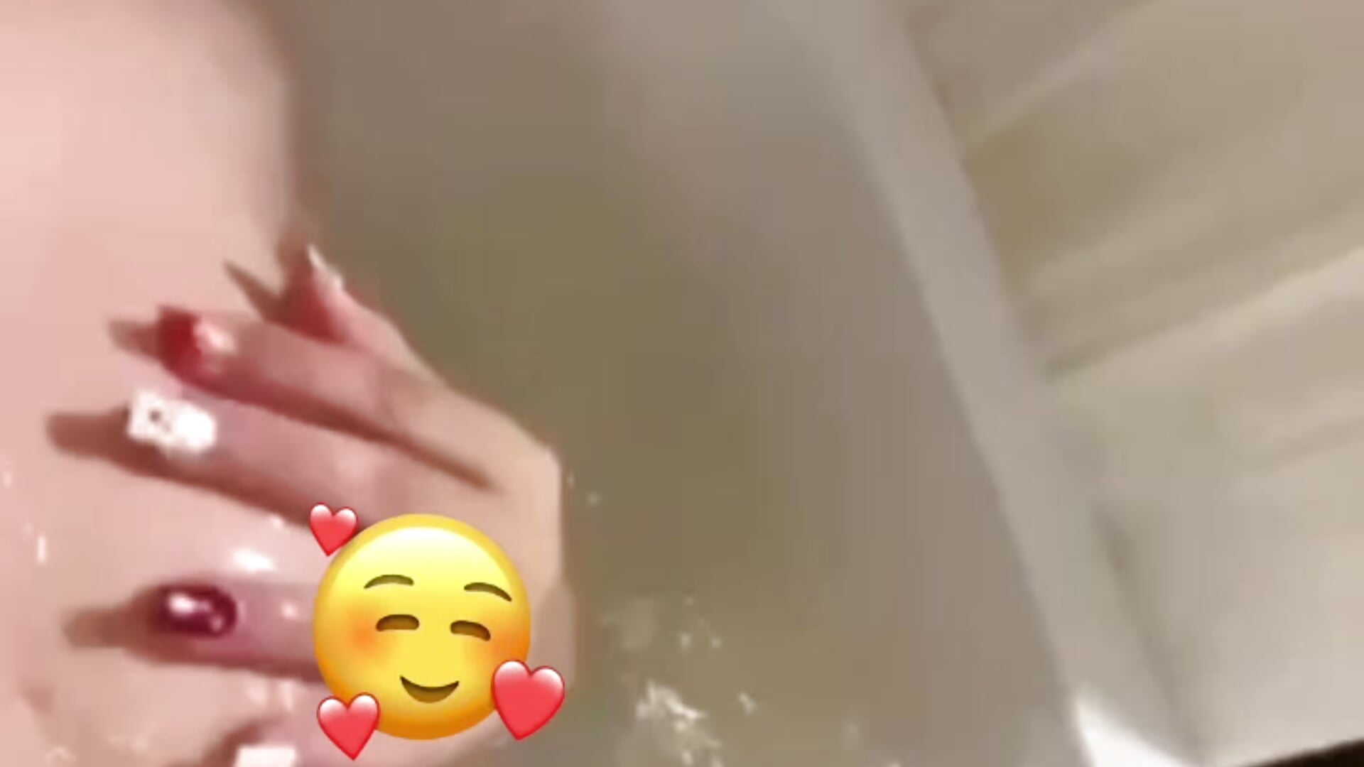 VID_20250507205906880 - video by Queendy69xx cam model