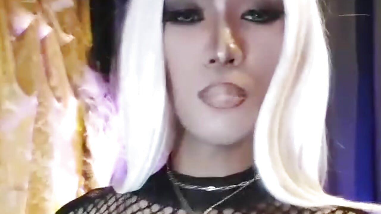 SMOKE WITH ME LOVE – видео вебкам-модели yourexoticcummer