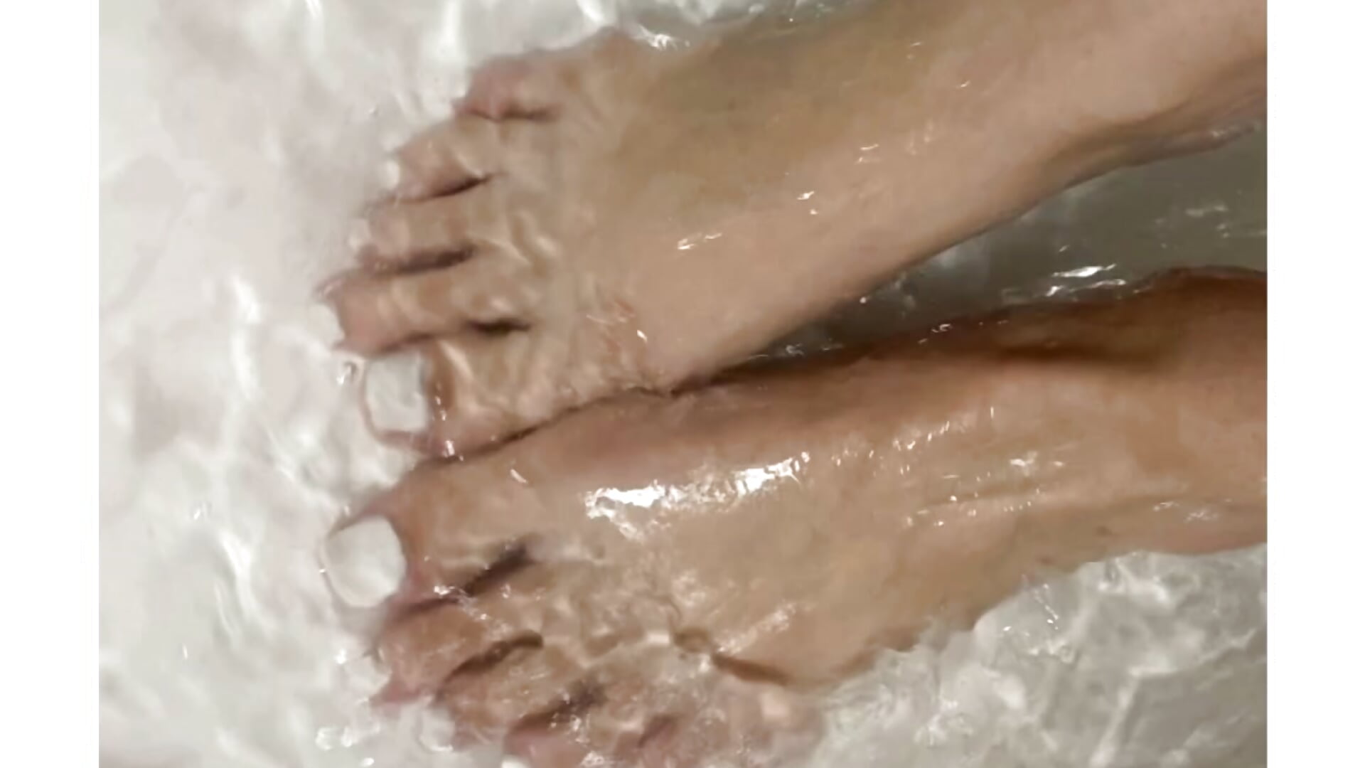 Feet in the Shower－カメラキャストのLittleNyx16の動画