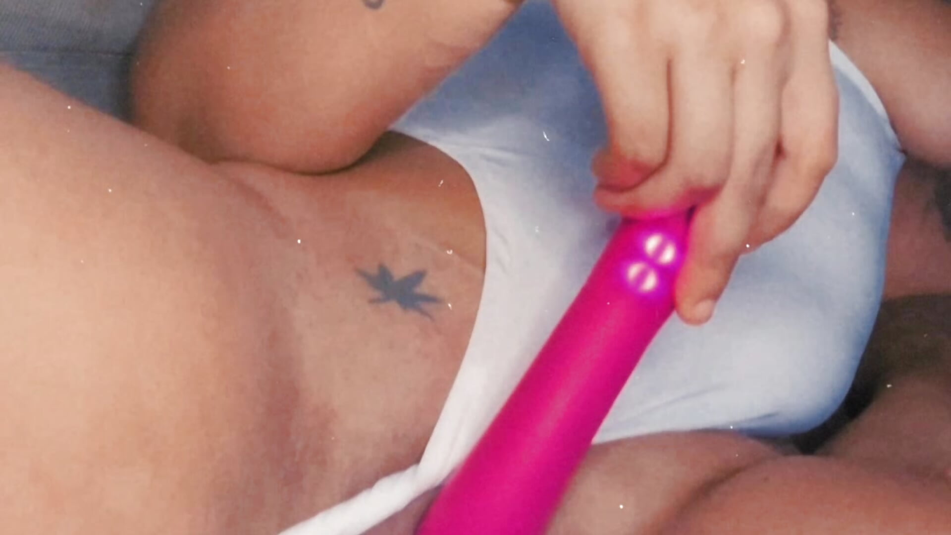 um vídeo onde eu me toco todinha, gemendo baixinho só pra você 😍 - video by prado_bianca cam model