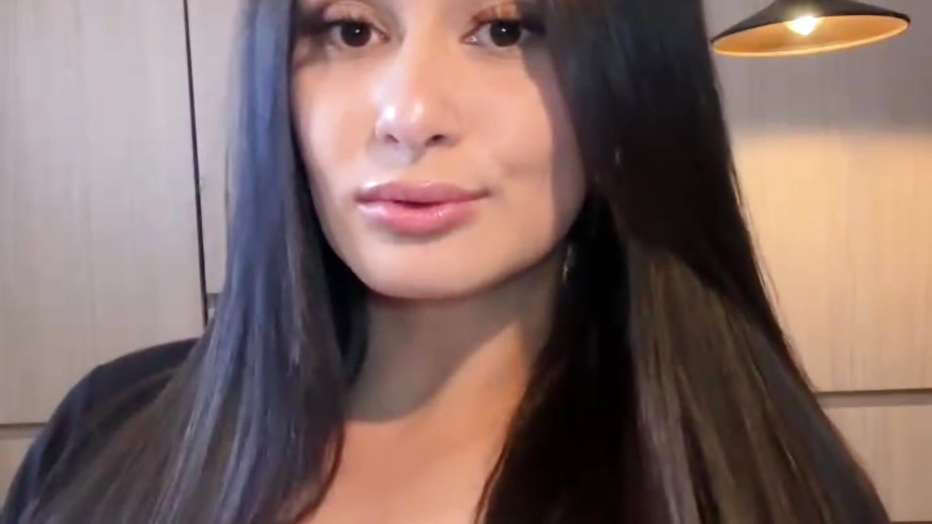 Black – видео вебкам-модели saritass_