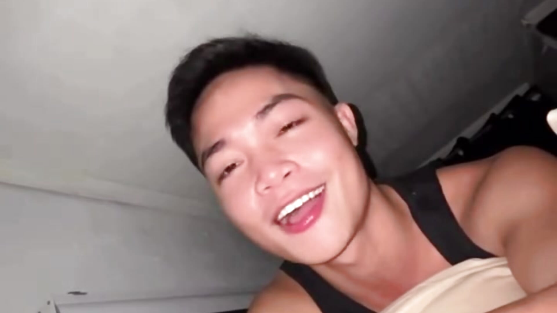 2b57dd82d56243b597009fd9977f7282 - video van hotzachery cam-model