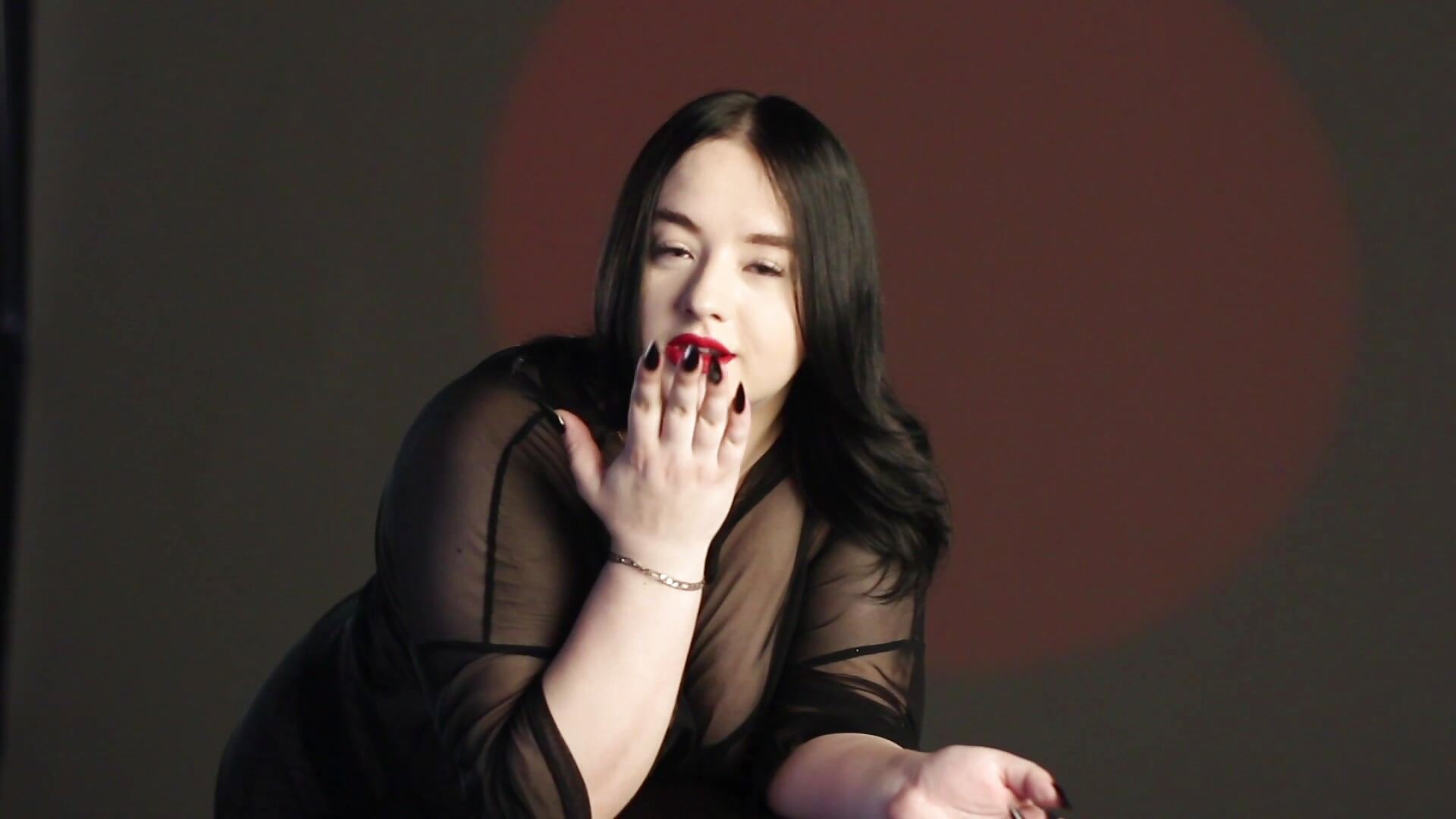 Sweet rocker bun with German charisma🖤– LaraBenson_ kameramodell videója