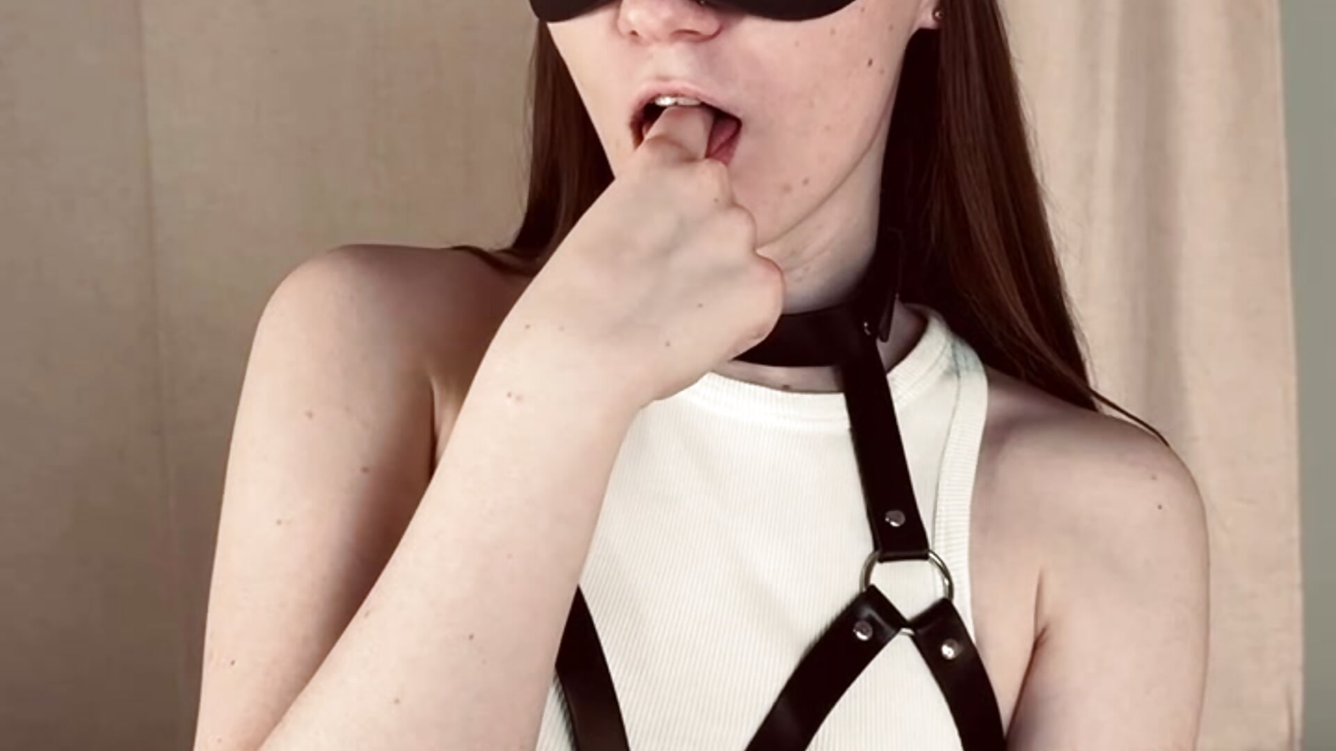 Naughty kitty plays with sweet finger 😽 - video by DorettaHawks cam model