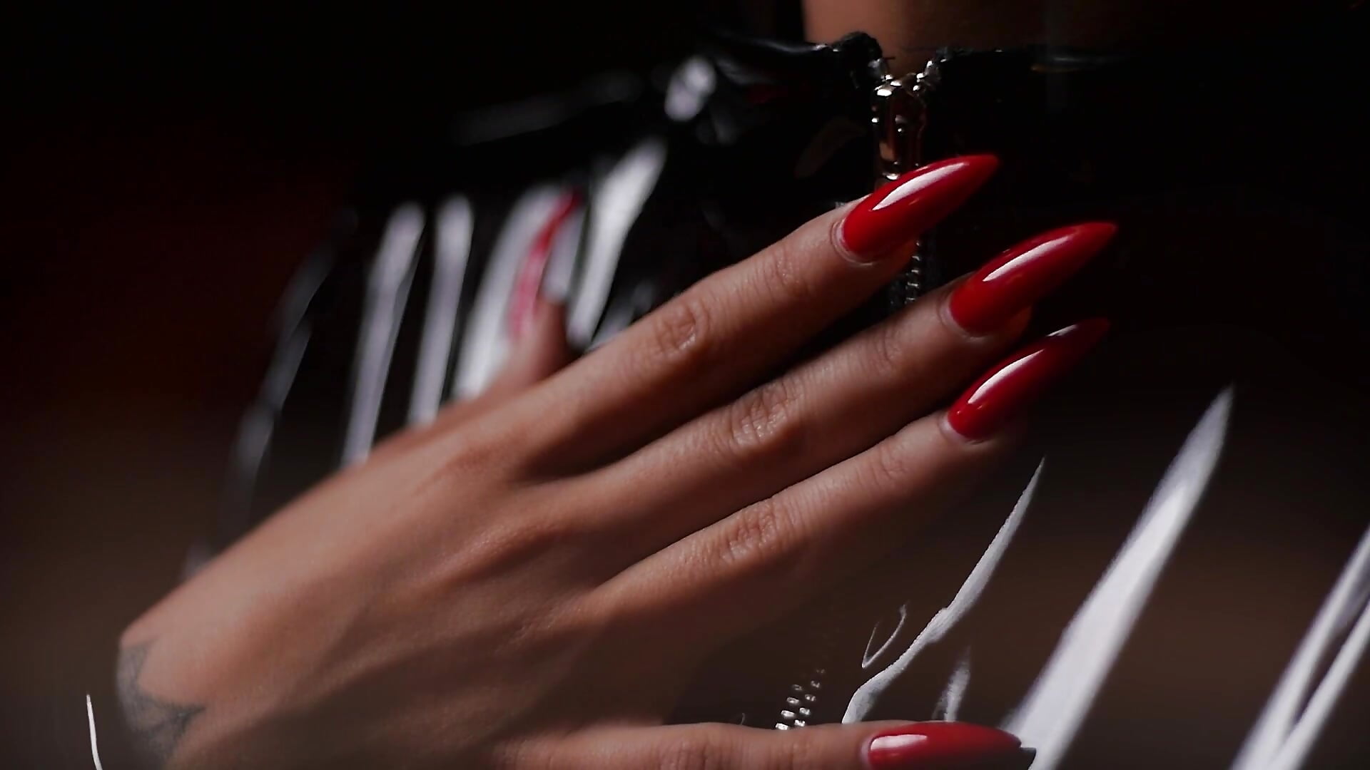 Seduction: where words become silent – видео вебкам-модели VanessaColby