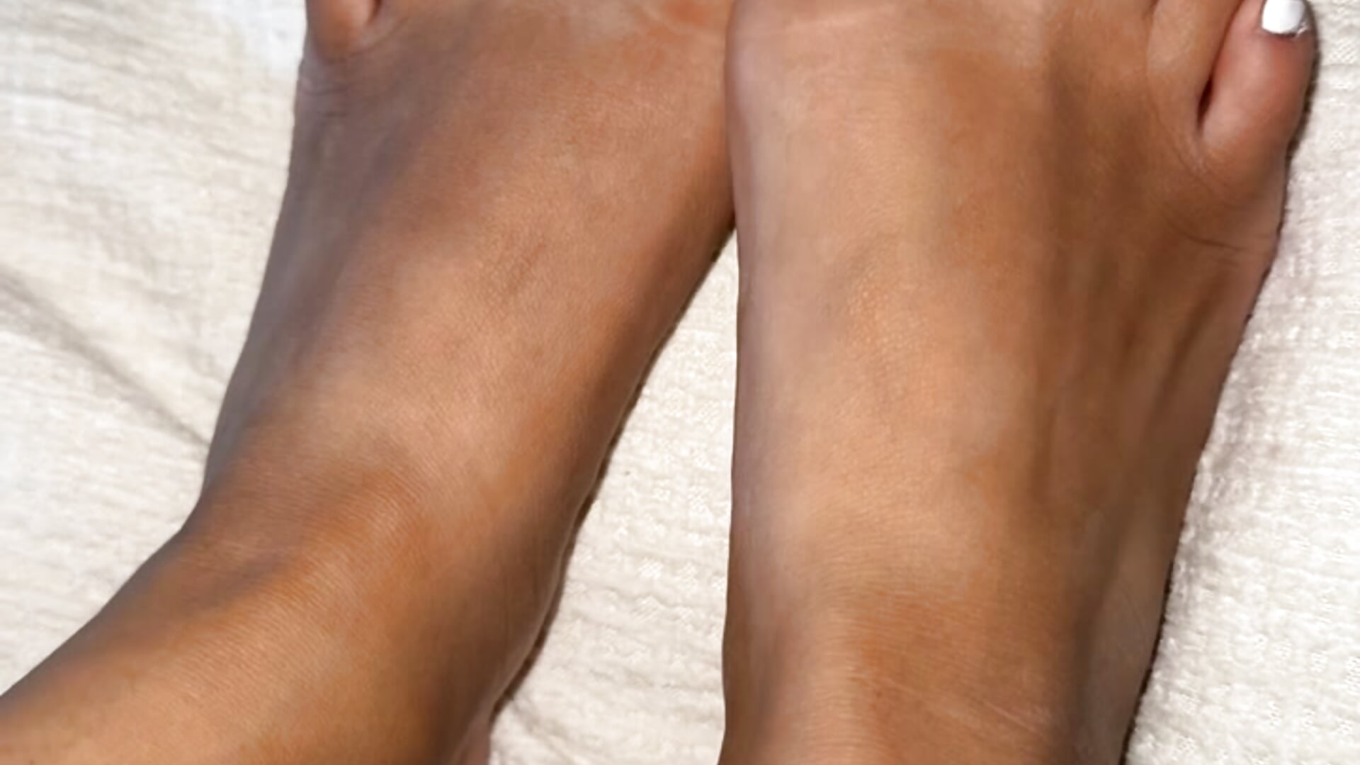 Foot fetish tease - video by ErikaDaPlug