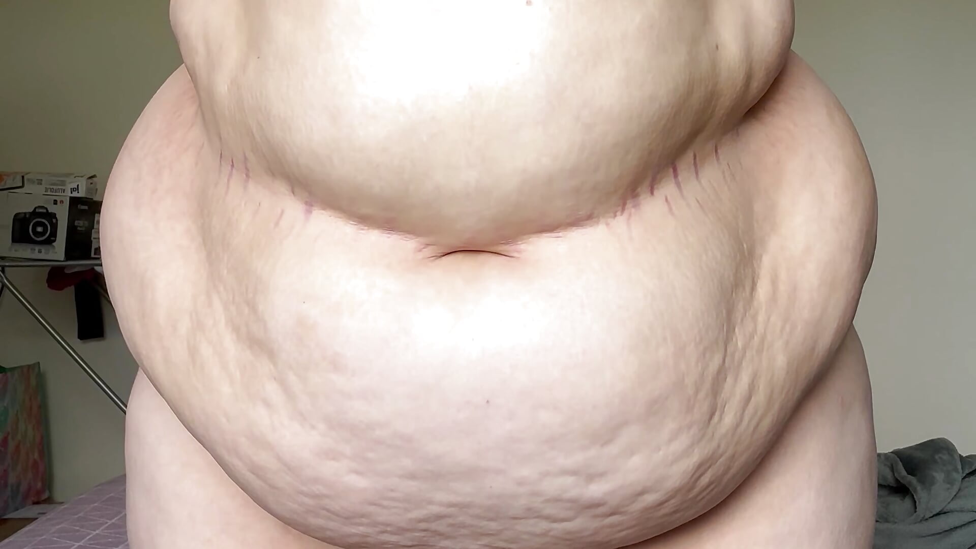 Titten/Bauch mit Öl einmassieren