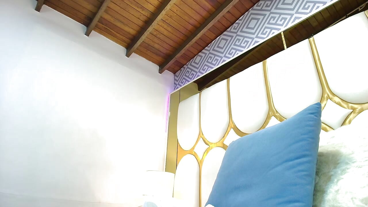 Playing with my cock 🐔