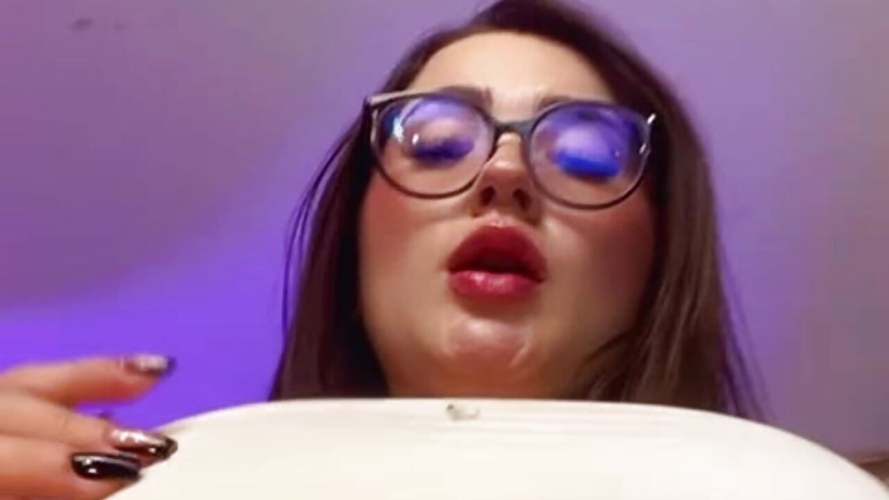 Morning vibes: coffee and a little teasing. You in? ☕😈 - Vídeo de SarahRhodes_, modelo de vídeos