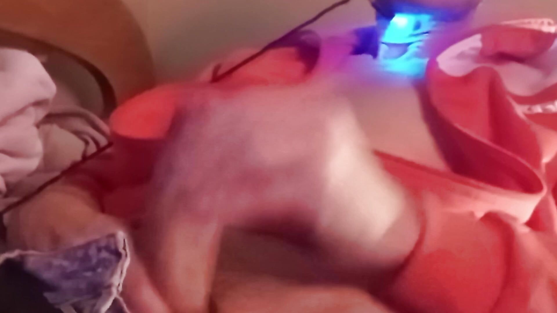 Belle éjaculation ( plutôt rare dans les live) plan rapproché