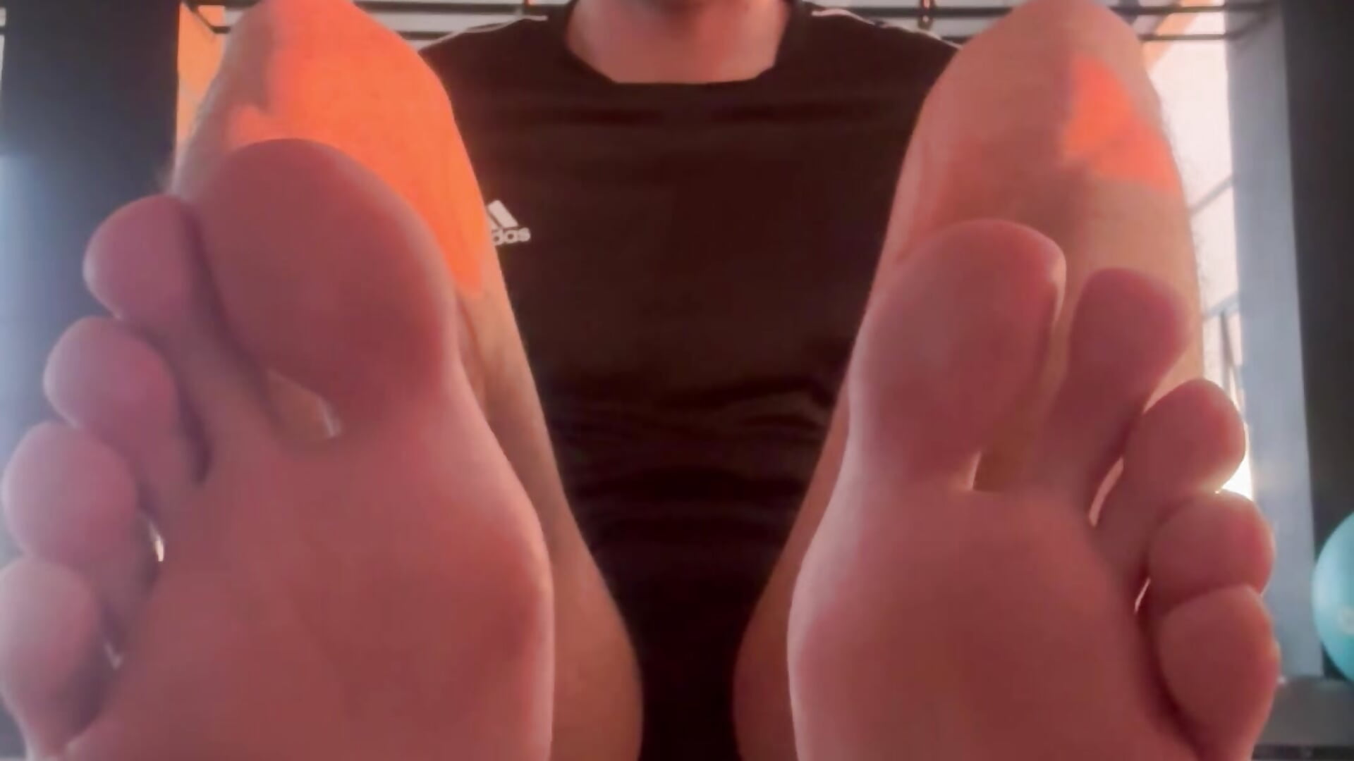 Quick gym soles tease 🦶🏻🧡 - video by mathewconelly cam model