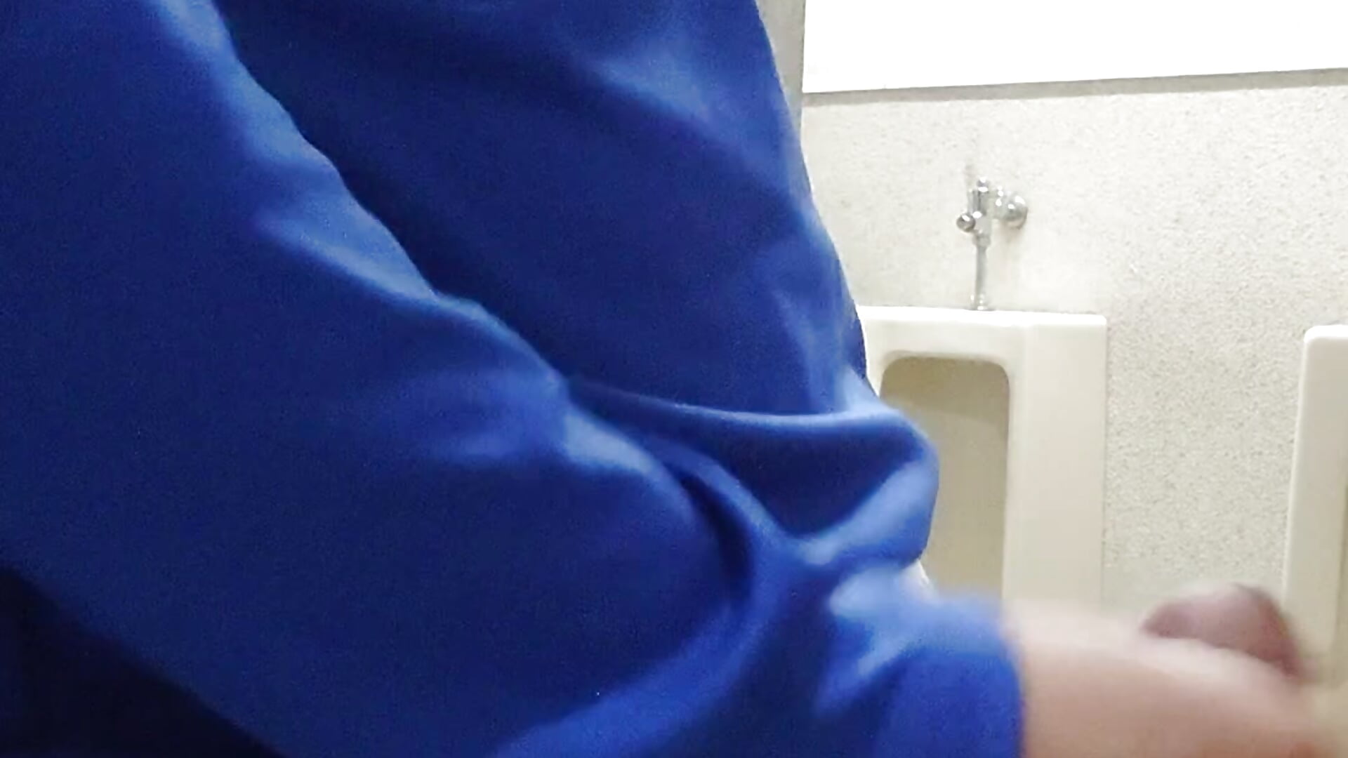 雑魚イキ_01 外トイレリングガシャガシャ発射