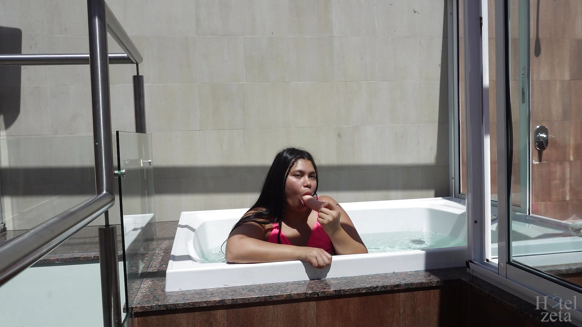 Se la chupo a mi Hermanastro en el Jacuzzy