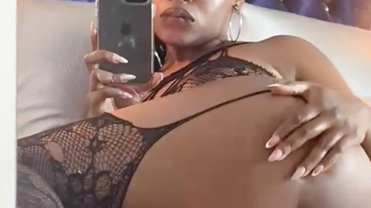 Shake and spank my ass 🍑 - video by YallianaBrooks cam model