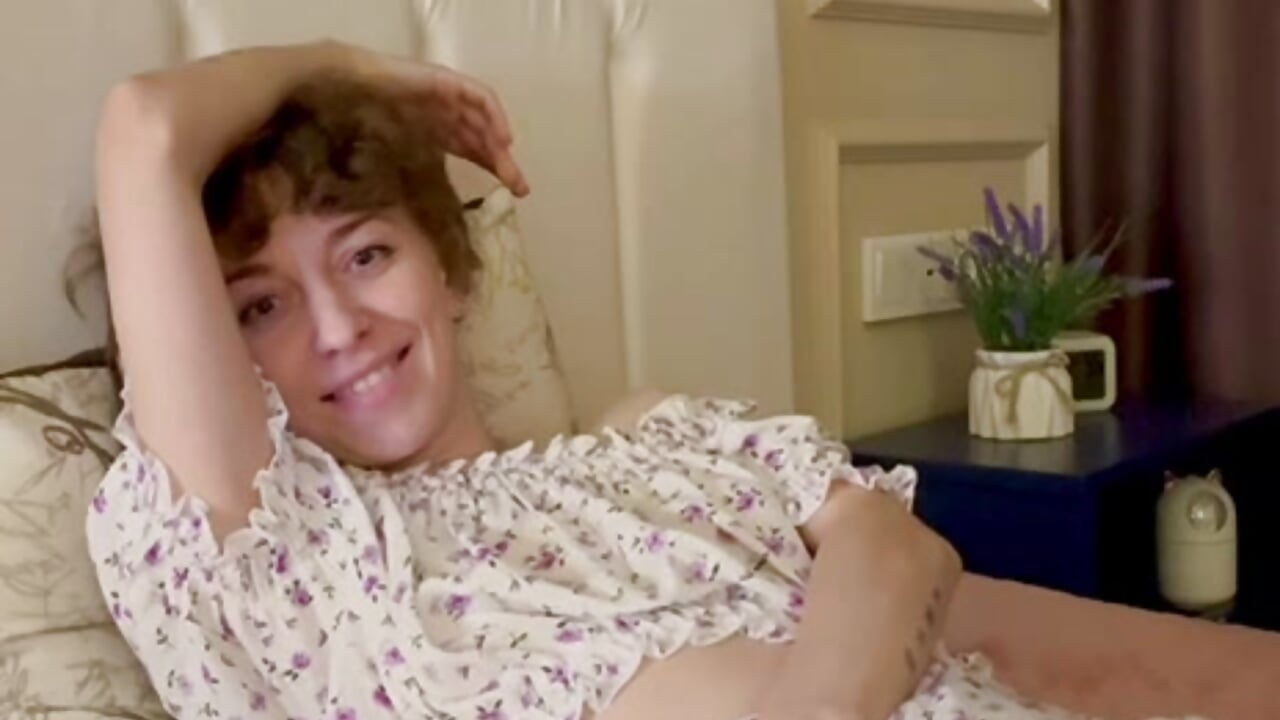 it's me. - video by daniellia_ cam model