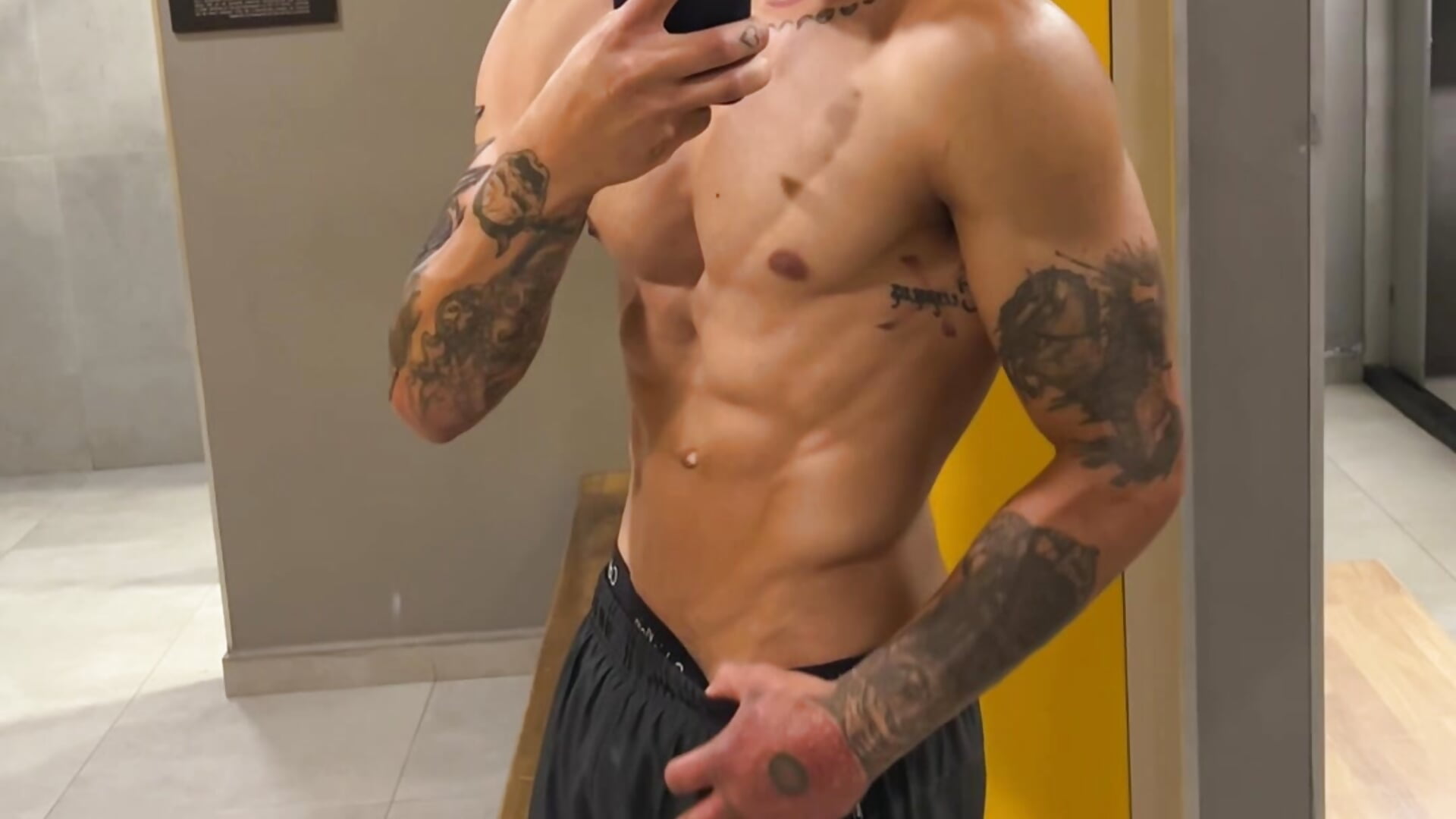 Do you want to train with me? – видео вебкам-модели Savajelust