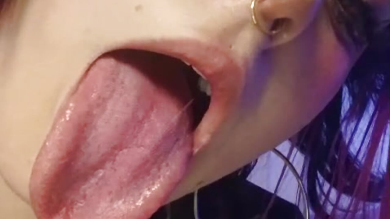 I want to feel all your cock pass through my tongue 💦💦 — filmik Zoe_Lynch_, modela(-lki) na kamerkach