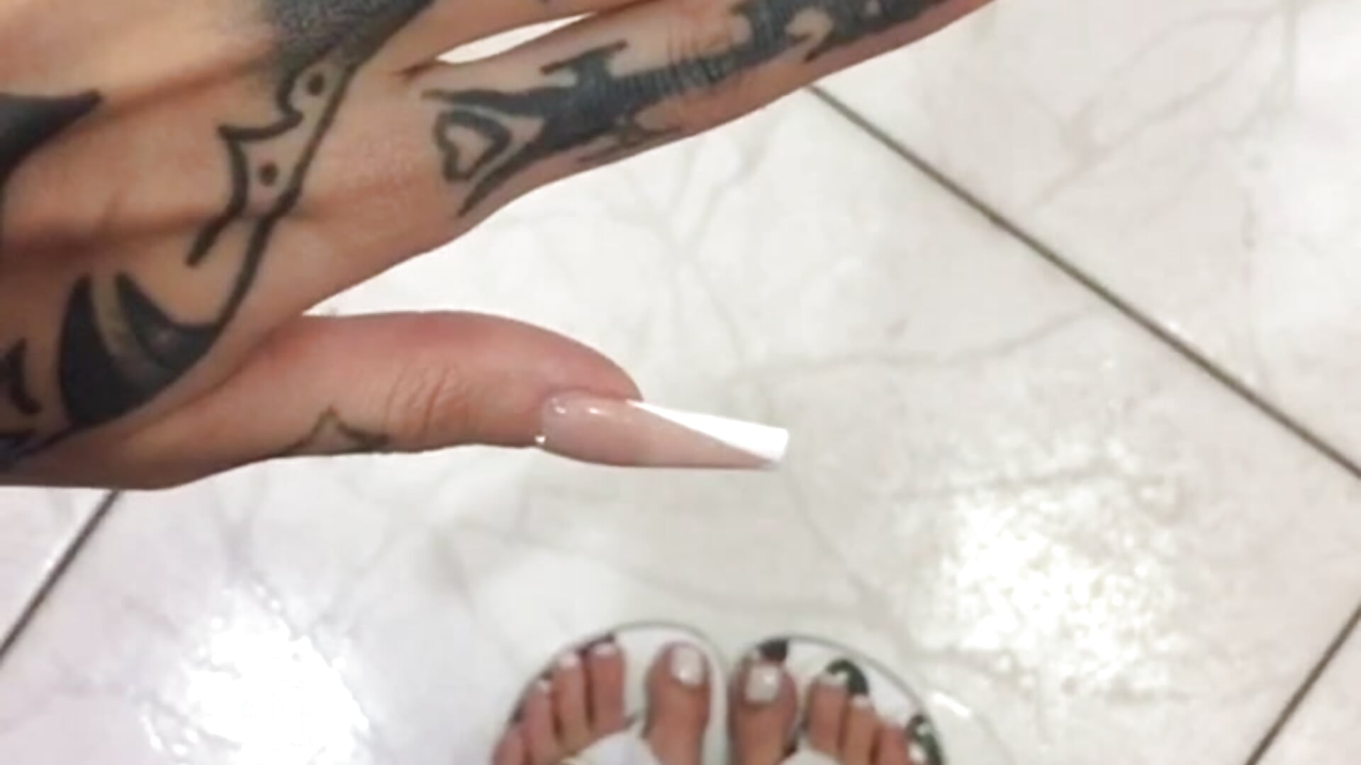 trim,65A01C22-E32F-4156-BB1F-E55C4E061529 - Vídeo de Newmeshh, modelo de vídeos