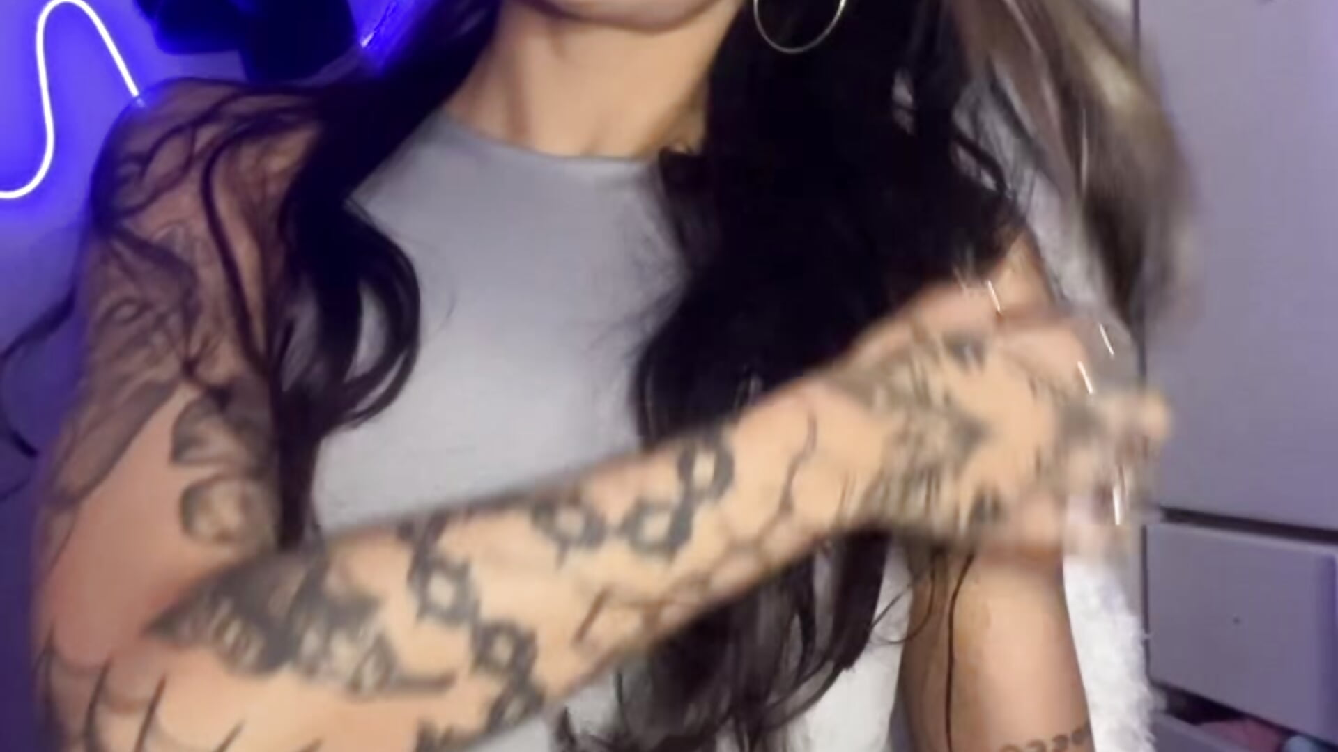 Suck dildo chupando