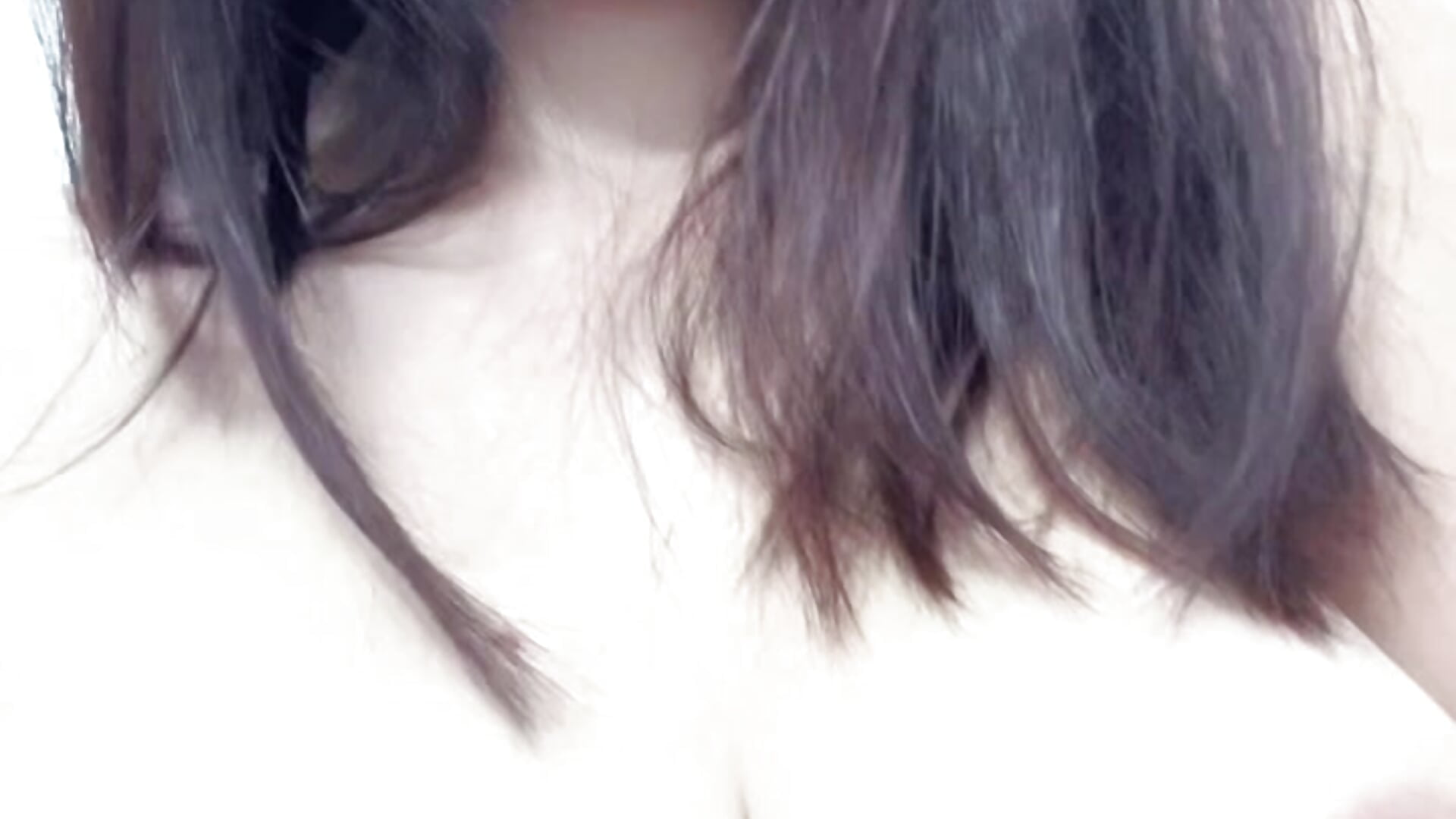 Video shows breasts, slowly taking off her shirt to reveal her sexy breasts. Moaning, horny, craving - video oleh Boyd98 kamera model