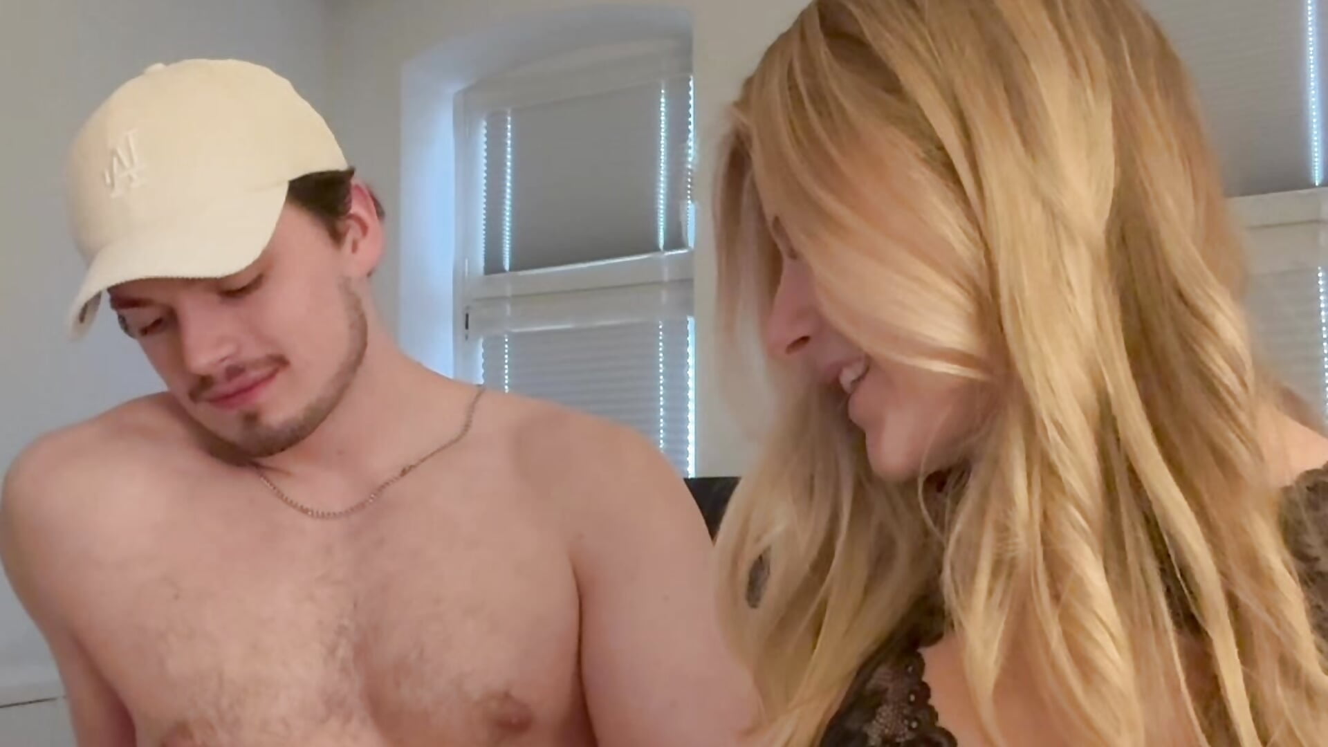 Wichsbegleitung von Lina: Luca wichst ins Glas - vídeo de la modelo de cam xlinababe