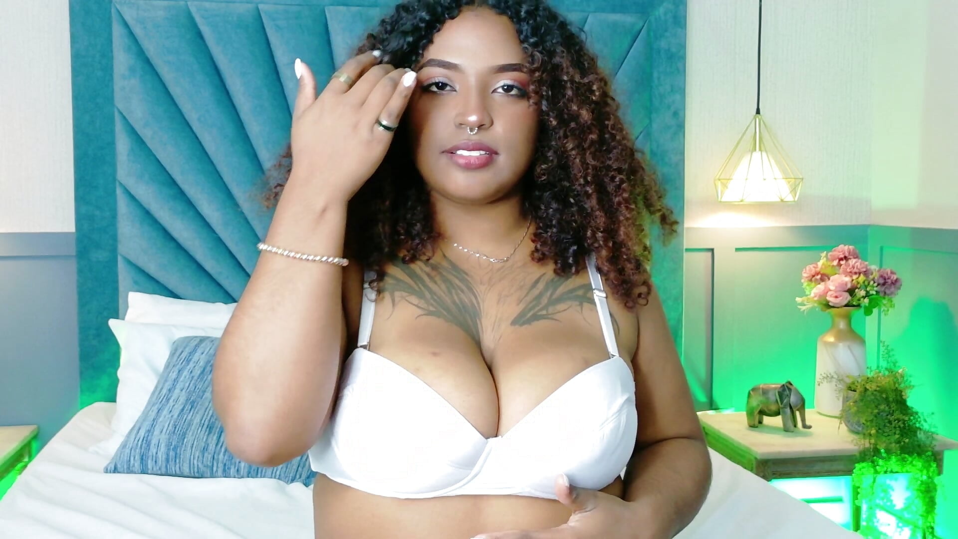 A FLIRTY LOOK - βίντεο μοντέλου Cristal-Jonnes