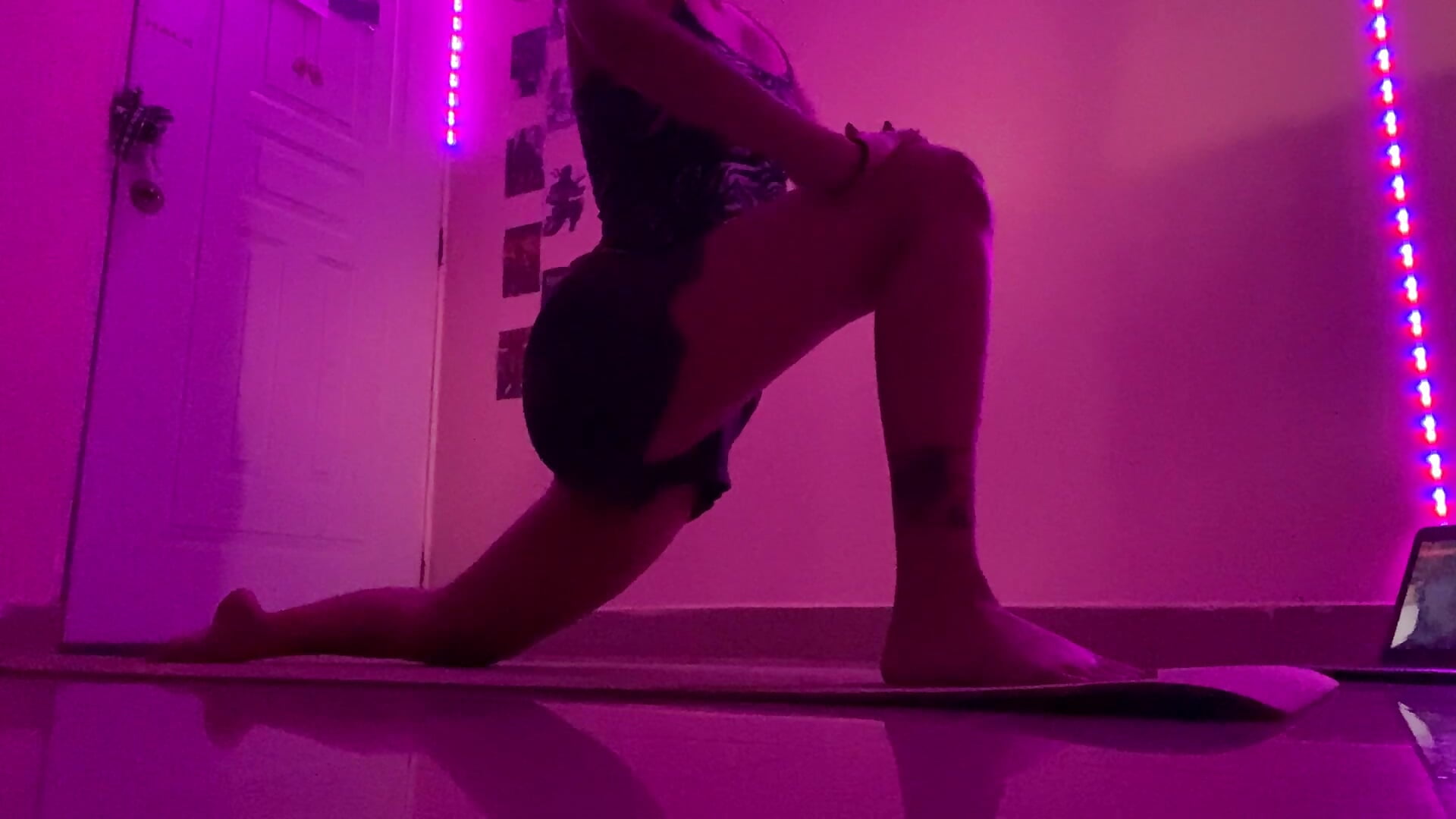 Sexy Yoga 🧘‍♀️🐩 - video di Sora_pasquale modella di cam