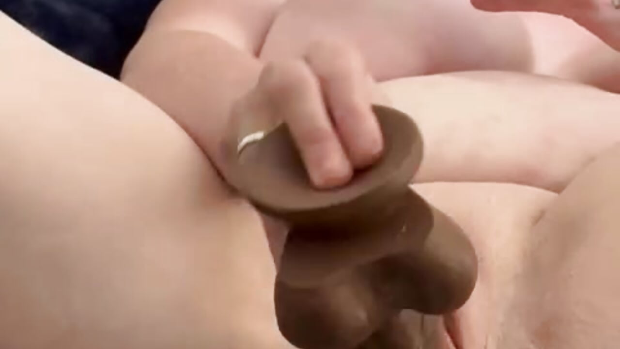 Black dildo play creamy end - video JustYourNormalCouple kameramallilta