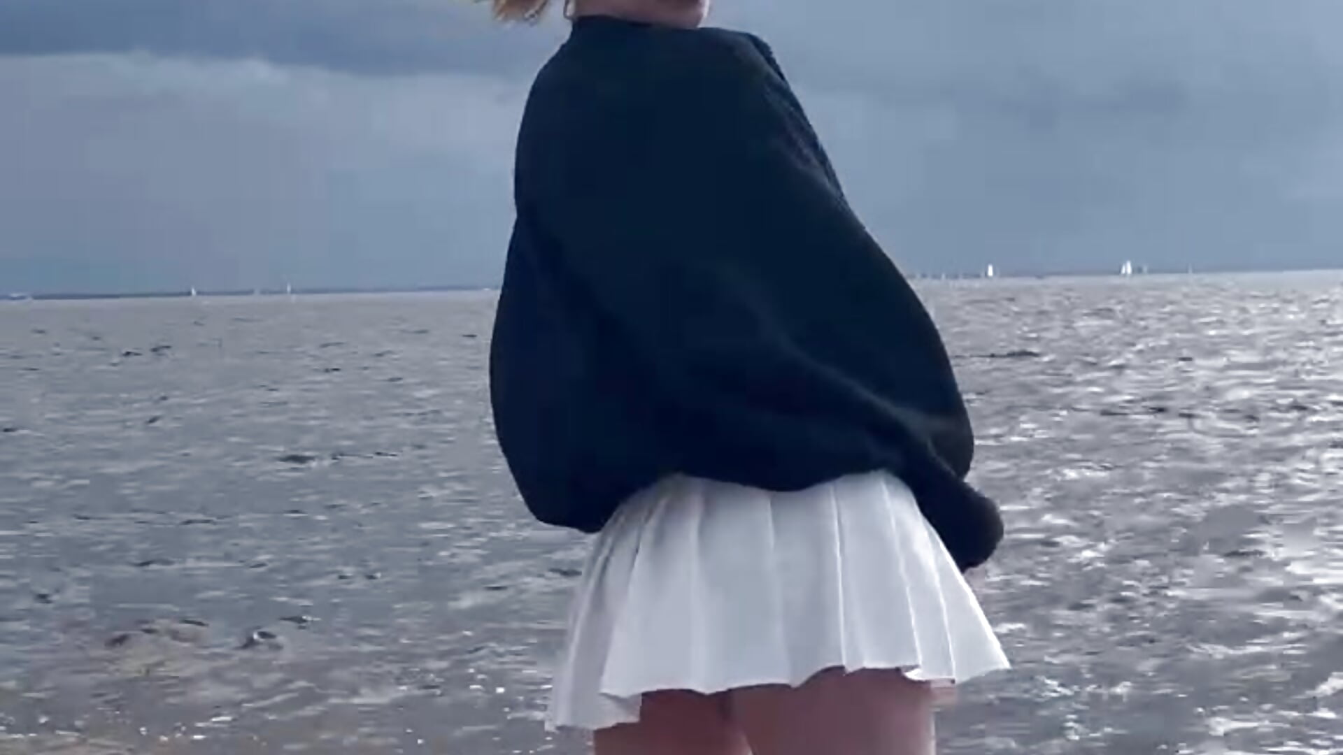 I walk along the shore<3 - video di Nerissa_xo modella di cam