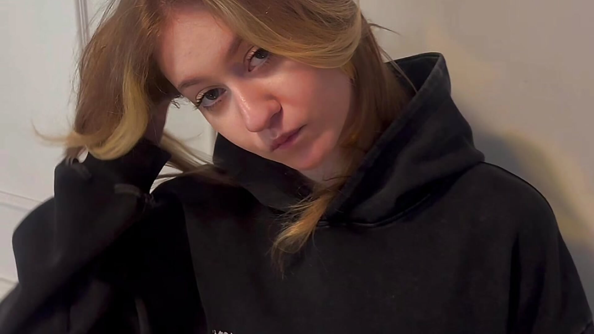 in black hoodie - video di Nerissa_xo modella di cam