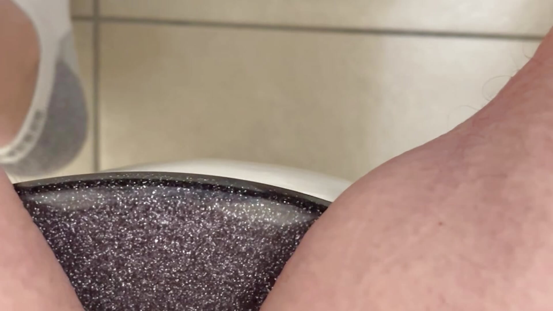 Quick play in the bathroom – video af Curvy-Jinx cam-model