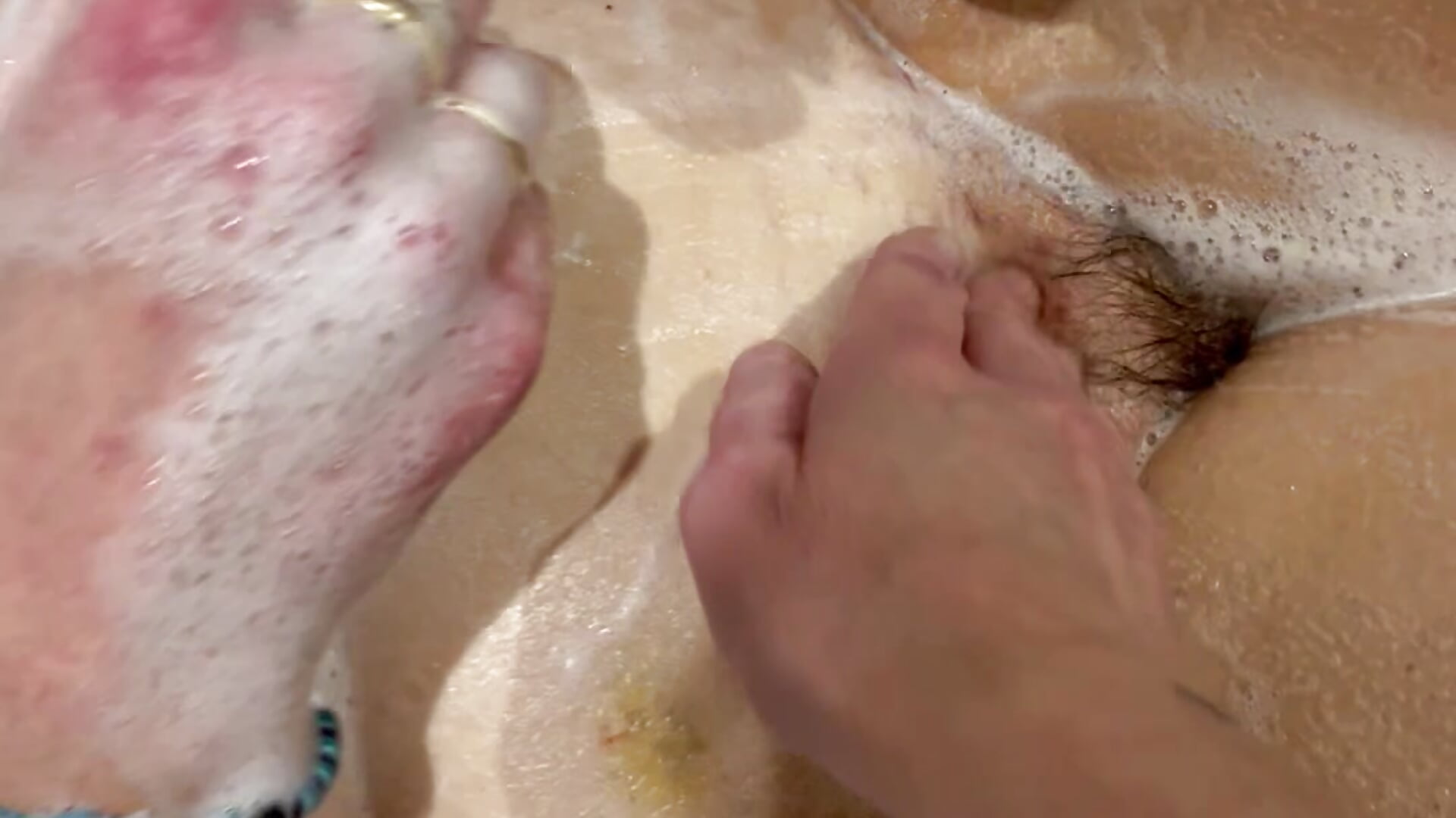 Voluptuous-Minx aka Mrs J in the bath with my helping hand - video di Curvy-Jinx modella di cam