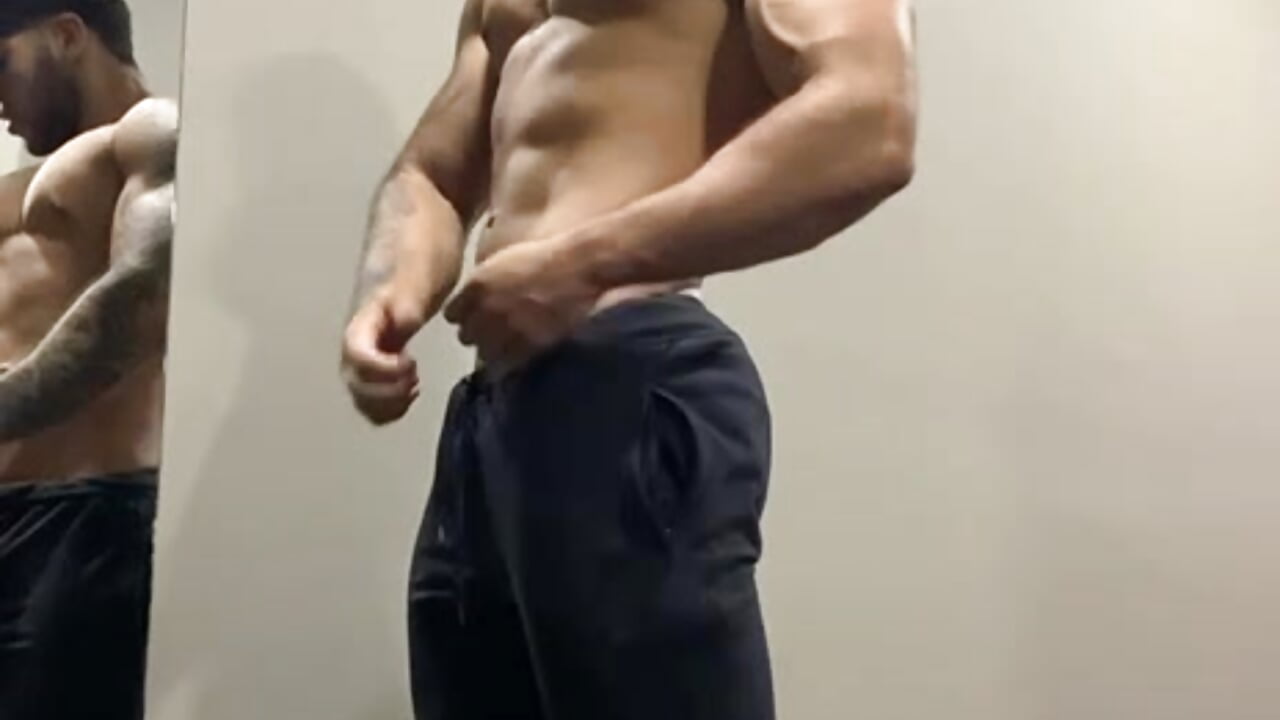 Flexing in the gym! - video by Michael_Salens cam model