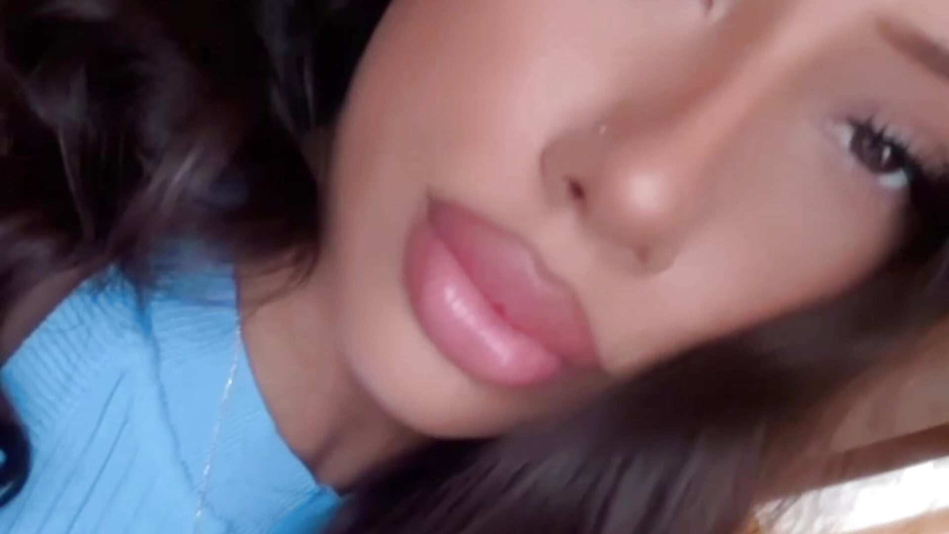 Kiss🦋 - відео від вебкаммоделі AlessandraCrystal