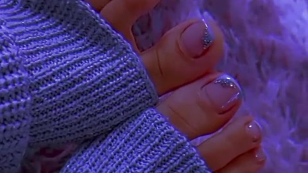 Nice pedicure of the miss - video by ash_feet cam model